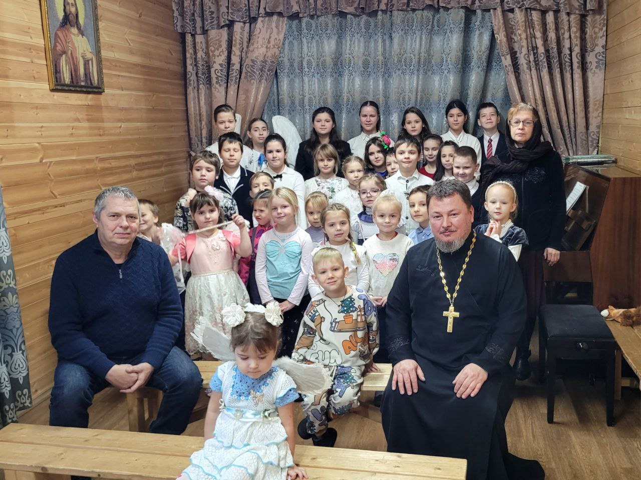 Подробнее о статье Учащиеся Воскресной школы храма в Метрогородке поздравили настоятеля с именинами