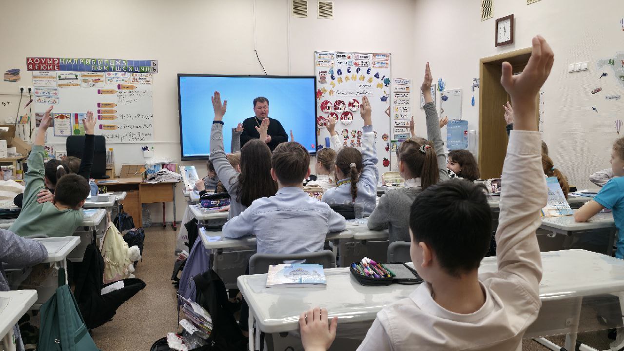 Подробнее о статье Настоятель храма в Метрогородке провёл урок для четвероклассников