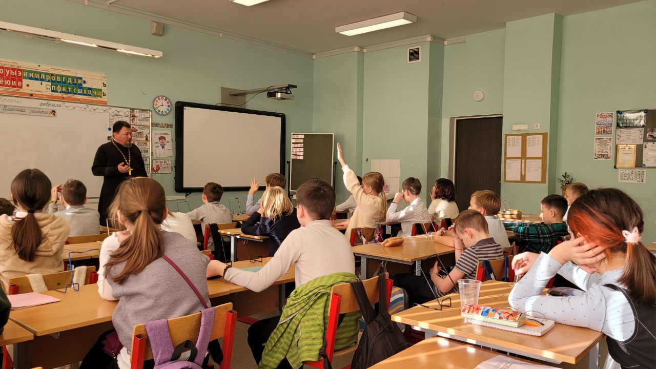 Подробнее о статье Настоятель храма в Метрогородке провёл урок в Школе 1795