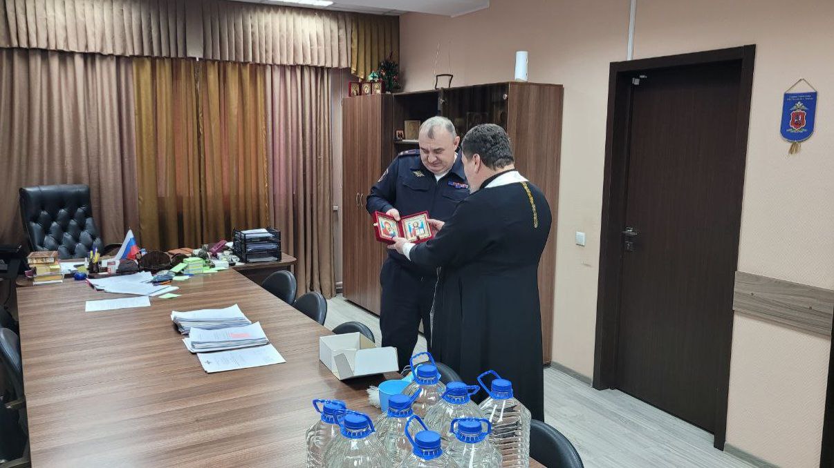 Подробнее о статье Настоятель храма в Метрогородке поздравил сотрудников полиции с Крещением Господним