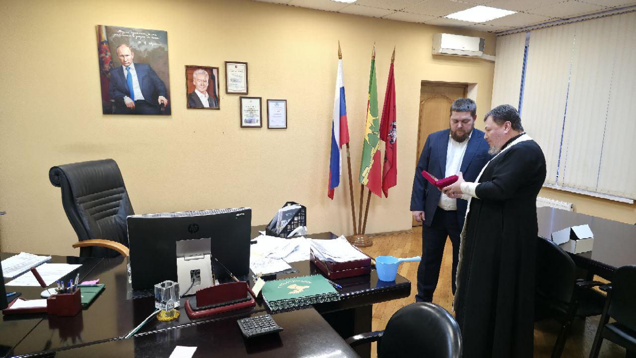 Подробнее о статье Настоятель храма в Метрогородке поздравил главу Управы с Крещением Господним