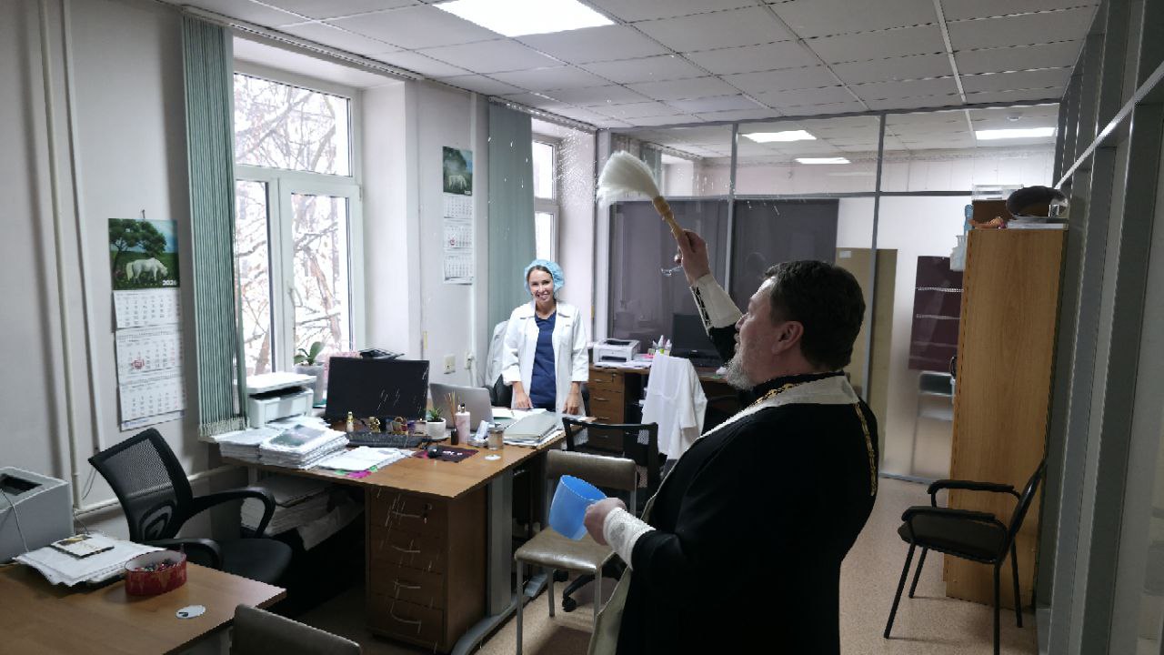 Подробнее о статье Настоятель храма в Метрогородке посетил пациентов больницы