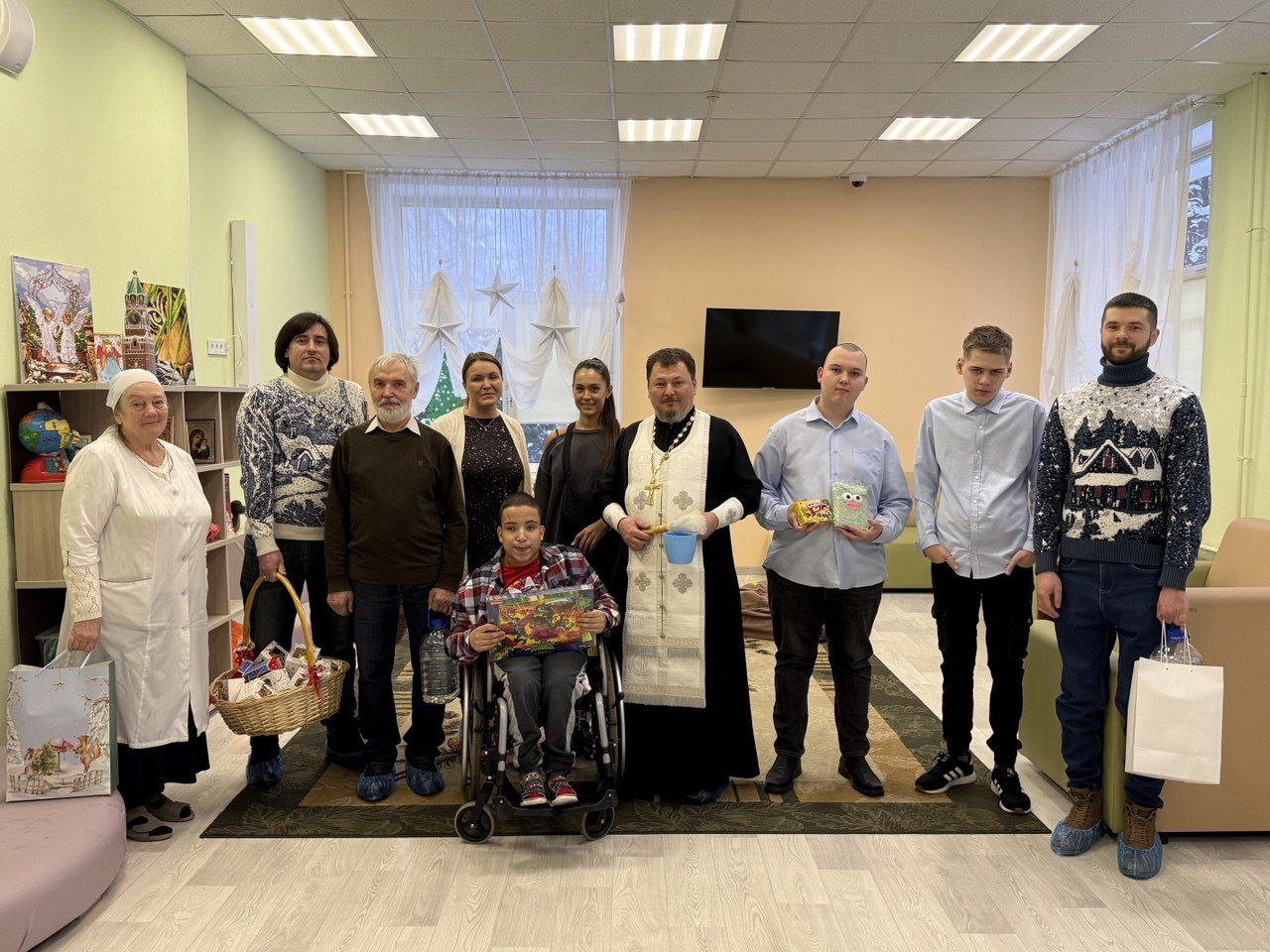 Подробнее о статье Добрая встреча настоятеля храма в Метрогородке с детьми из «Маяка»